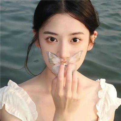 比基尼洗车场海报